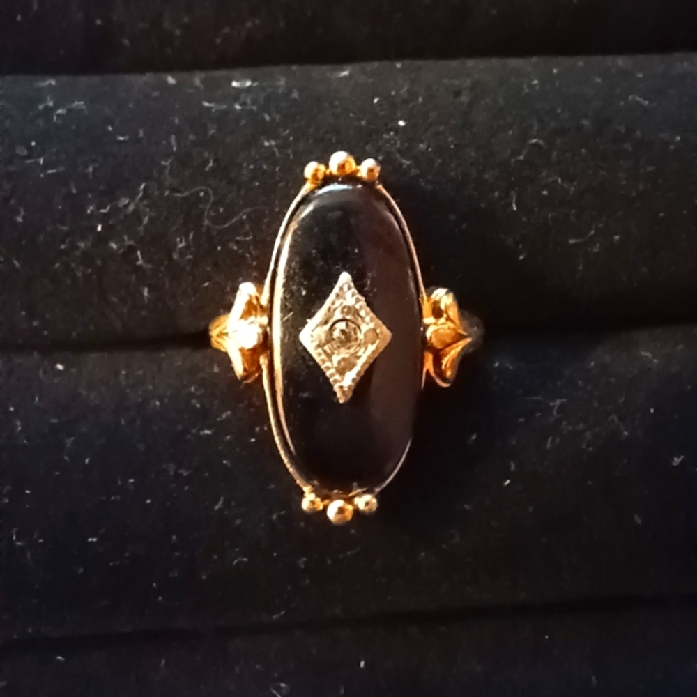 Beautiful vintage Avon ring